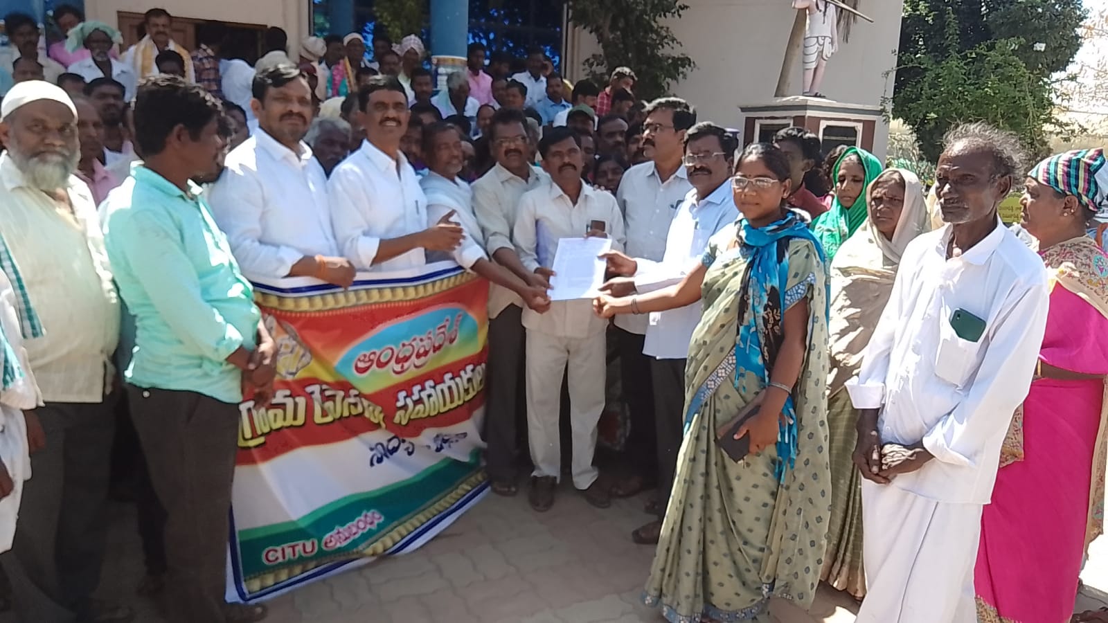 డిఆర్‌ఓ కు వినతిపత్రం ఇస్తున్న వీఆర్‌ఏల సంఘం నాయకులు.. ఎమ్మెల్సీ అభ్యర్థి పోతుల నాగరాజు, సిఐటియూ నాయకులు