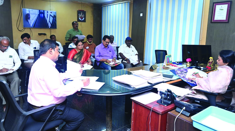 రెవెన్యూ వసూళ్ల లక్ష్యాలను పూర్తి చేయండి