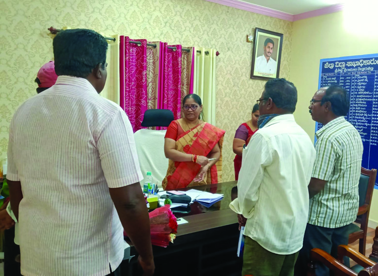 సోషల్‌ టీచర్‌ ను వెంటనే నియమించాలి