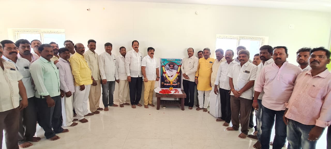  తారకరత్న చిత్రపటానికి పూలమాలలు వేసి నివాళులర్పిస్తున్న టిడిపి నాయకులు