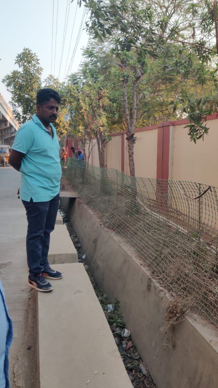 కాలువలో ఉన్న చెత్తను పరిశీలిస్తున్న డోన్‌ మున్సిపల్‌ చైర్మన్‌ సప్తశైల రాజేష్‌ 