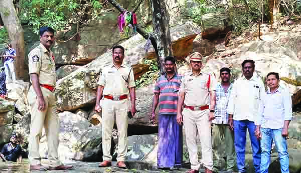 100 మందితో పోలీసు బందోబస్తు