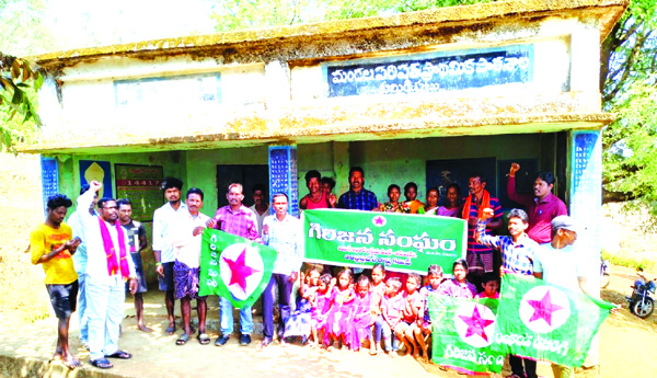  పాఠశాలలు మూసివేస్తే ఊరుకోం