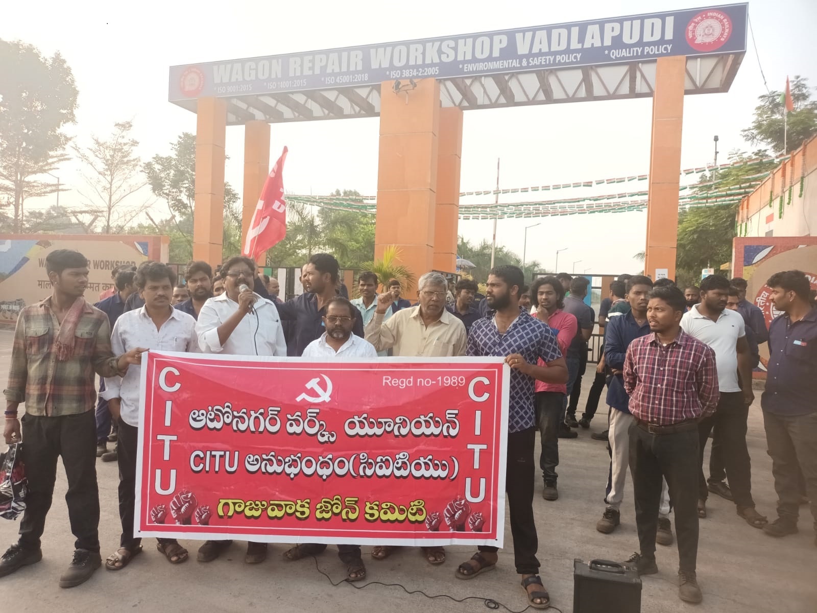  కార్మికుల సమస్యలపై నిర్లక్ష్యం