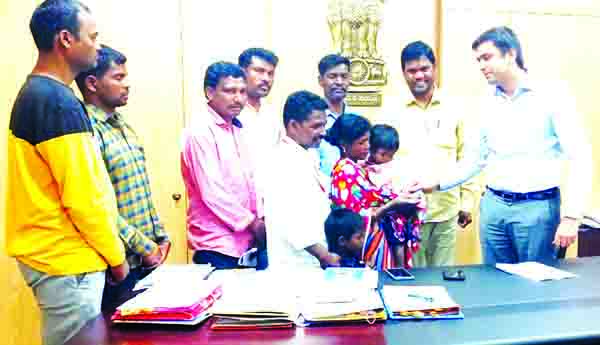 హెల్త్‌ అసిస్టెంట్‌ కుటుంబానికి ఆర్థిక సాయం