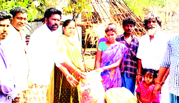 బాధితుడికి నగదు, సరుకులు పంపిణీ