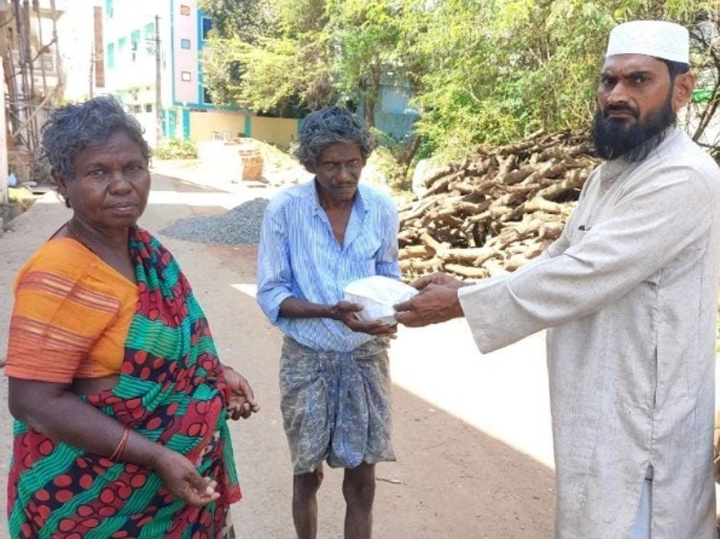 భోజన ప్యాకెట్లు అందజేత