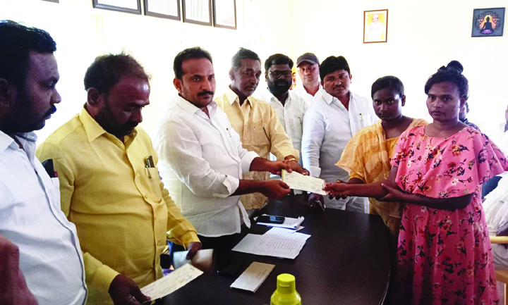 మృతుల కుటుంబాలకు చెక్కులు పంపిణీ
