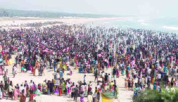 తీరం.. జనసంద్రం