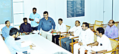 నామినేషన్‌ పత్రాలు పరిశీలిస్తున్న ఎన్నికల రిటర్నింగ్‌ అధికారి