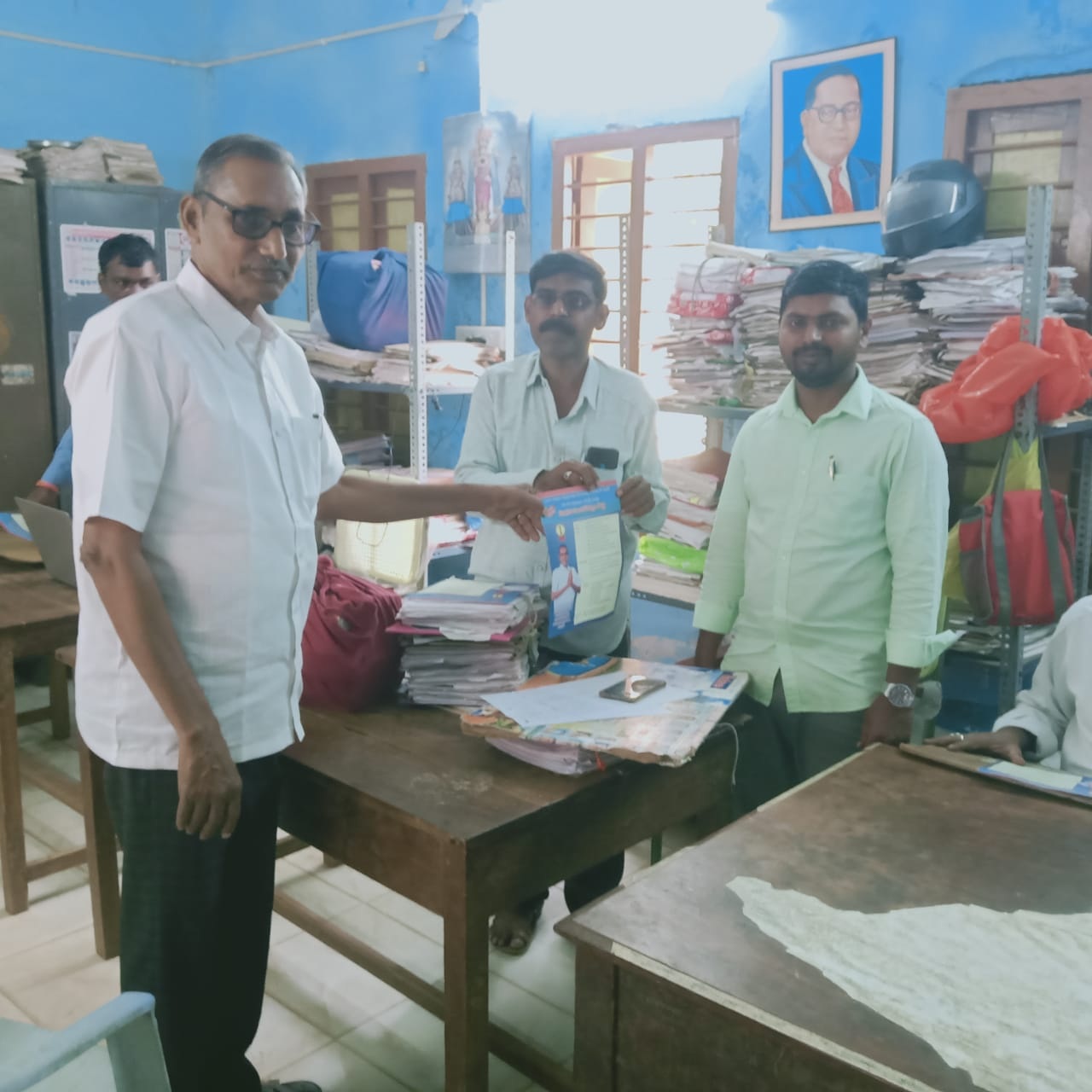 సచివాలయ సిబ్బందికి రెగ్యులర్‌ టైం స్కేల్‌ ఇవ్వాలి