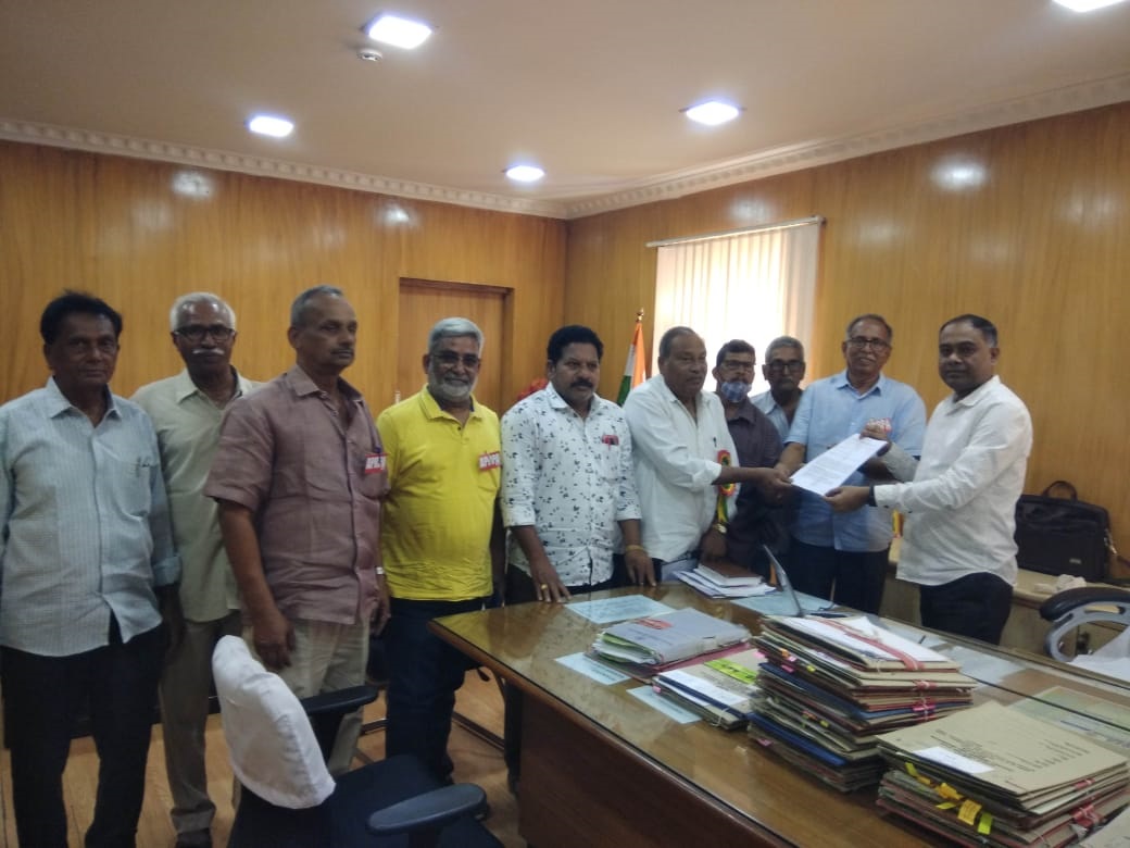 . డిమాండ్ల సాధనకు పెన్షనర్ల ధర్నా