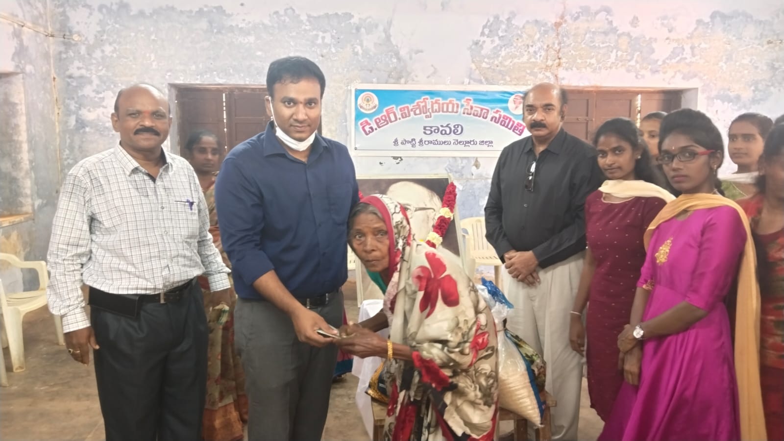 వృద్ధులకు నిత్యావసరాలు పంపిణీ