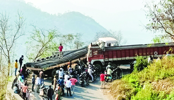 ఘాట్‌ రోడ్డులో నిలిచిన లారీలు