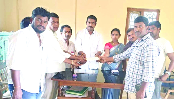 రైతులకు రుణాలు అందజేత