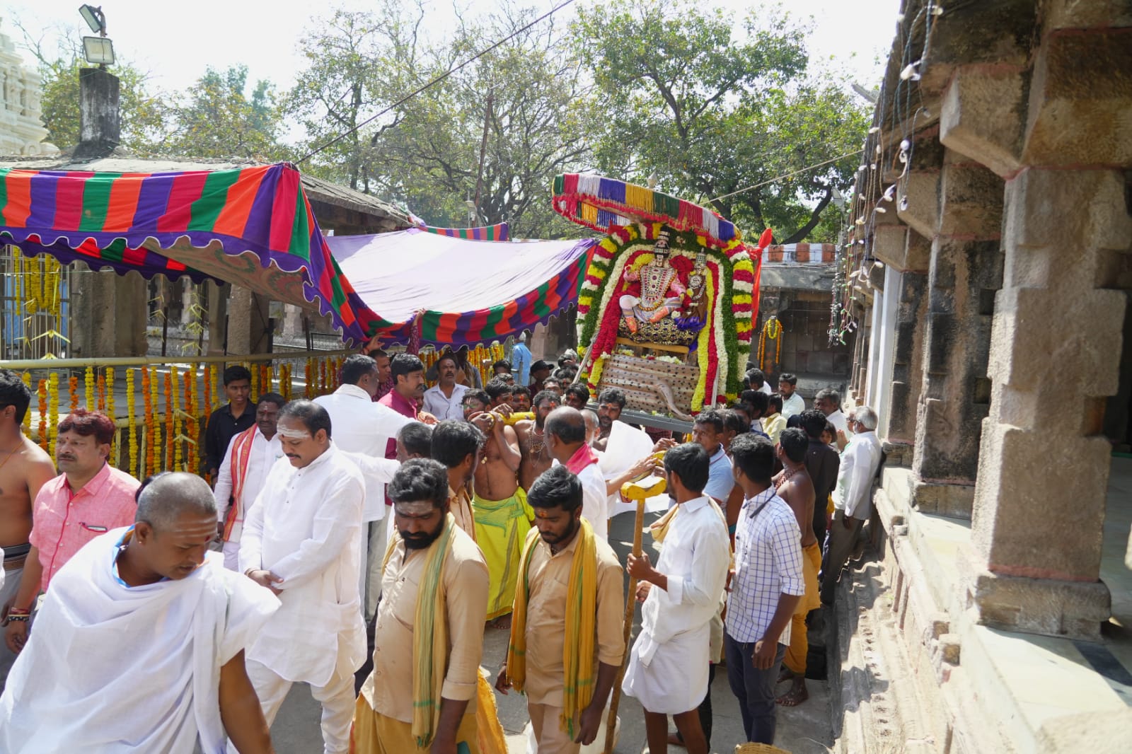 శేష వాహనంపై మహా నందీశ్వరుడు