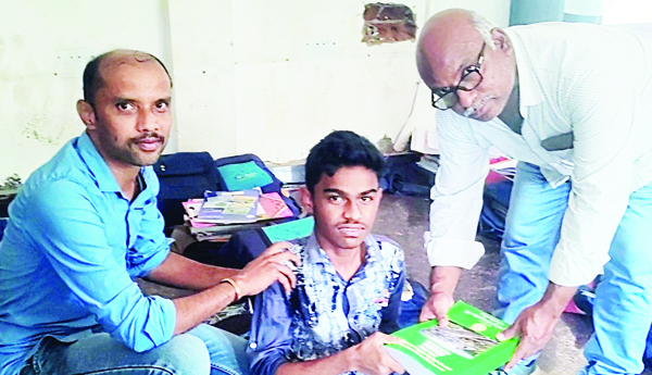 స్టడీ మెటీరియల్‌, బస్సు పాసులు అందజేత