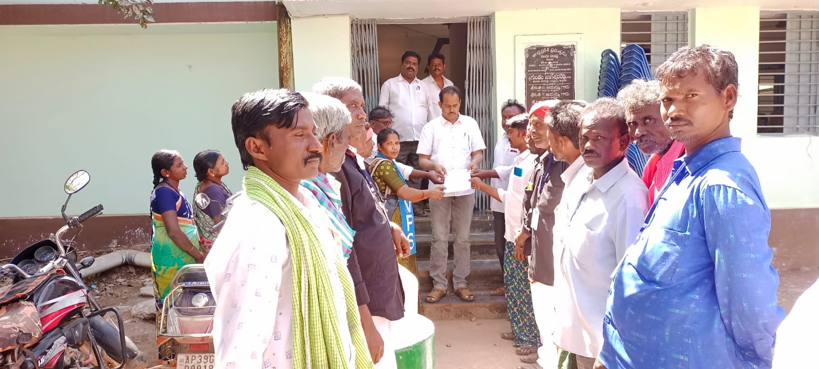 స్థానిక ఎంపీడీవో కార్యాలయం వద్ద ఎంపీడీవోకు వినతి పత్రం అందజేస్తున్న నాయకులు