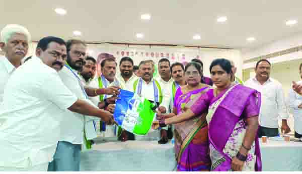 గృహ సారధులు కష్టించి పని చేయాలి