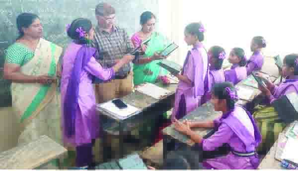 వెనుకబడిన విద్యార్థులపై దృష్టి సారించాలి