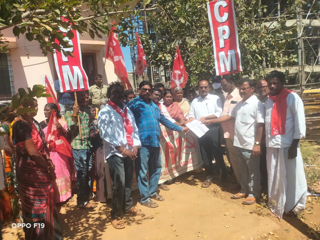 వినతి పత్రం ఇస్తున్న సిపిఎం నాయకులు