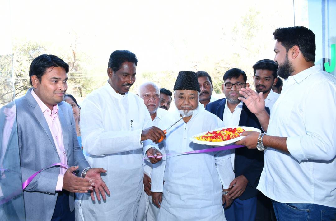 ఆసుపత్రిని ప్రారంభిస్తున్న ఎమ్మెల్యే ఆర్థర్‌