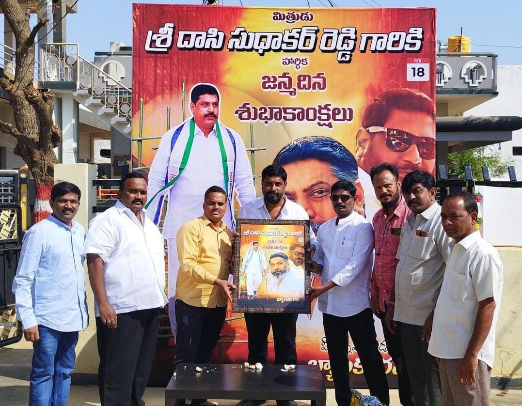 మున్సిపల్‌ చైర్మన్‌ను సన్మానిస్తున్న నాయకులు, కౌన్సిలర్లు