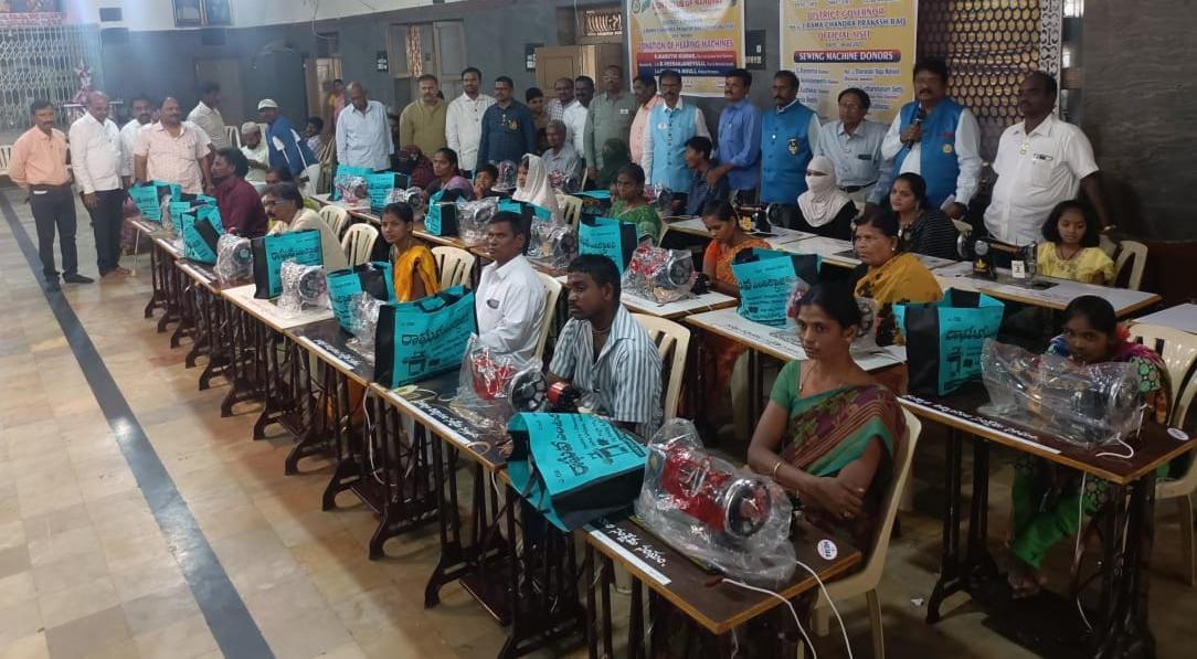 19 మంది దివ్యాంగులకు కుట్టుమిషన్లు, 10 చక్రాల కుర్చీలు పంపిణీ చేస్తున్న లయన్స్‌ గవర్నర్‌ రామచంద్ర ప్రకాష్‌