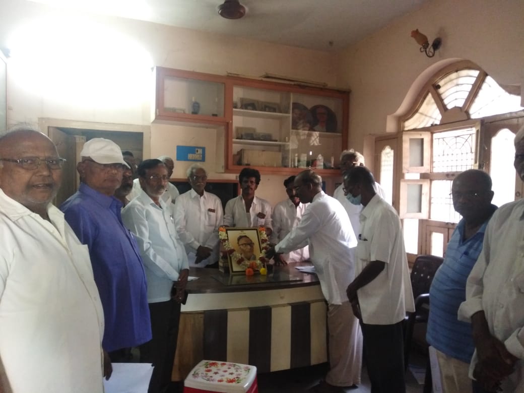 శ్రీశ్రీ చిత్రపటానికి పూలమాల వేస్తున్న సాహితీ స్రవంతి నాయకులు, సాహితీ వేత్తలు