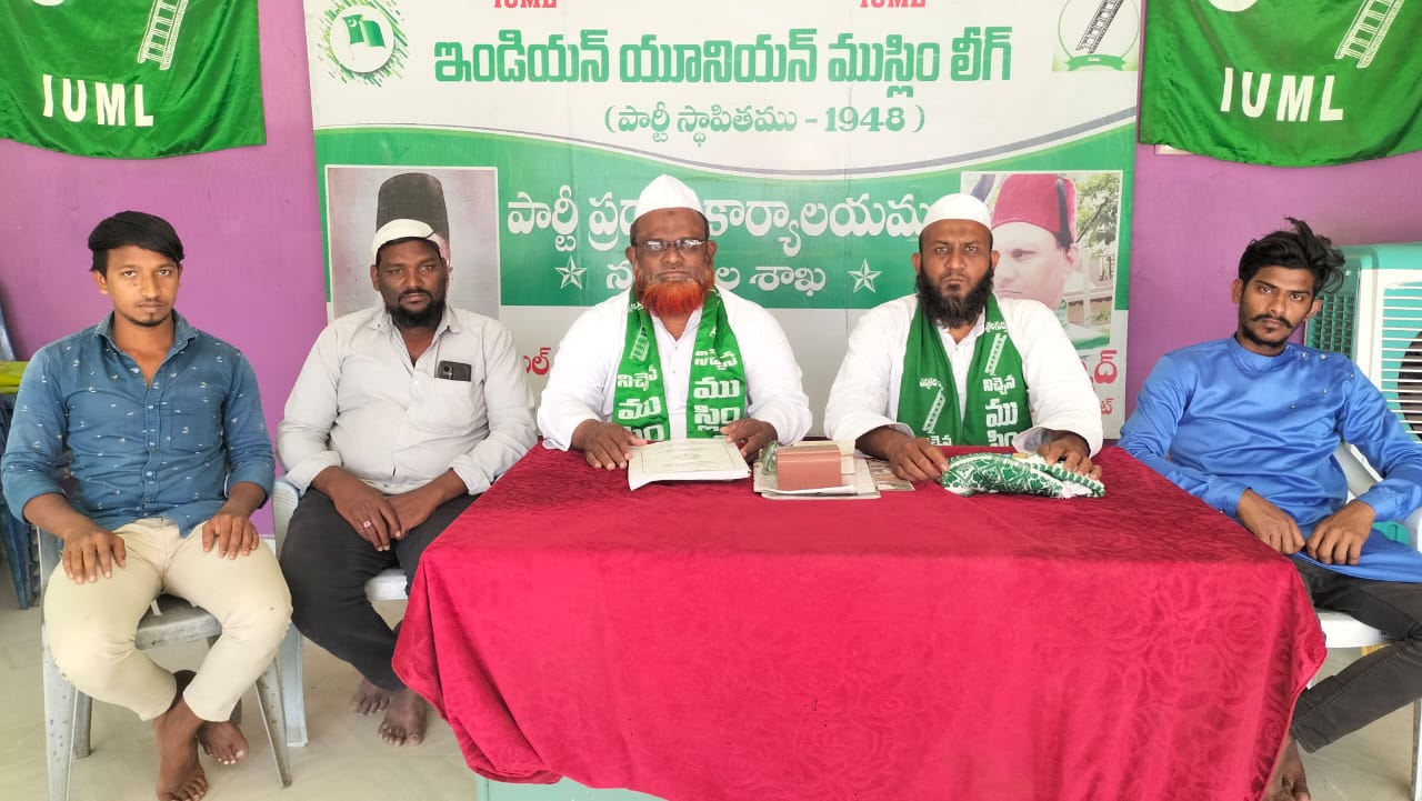 మాట్లాడుతున్న ఐయుఎంఎల్‌ నాయకులు