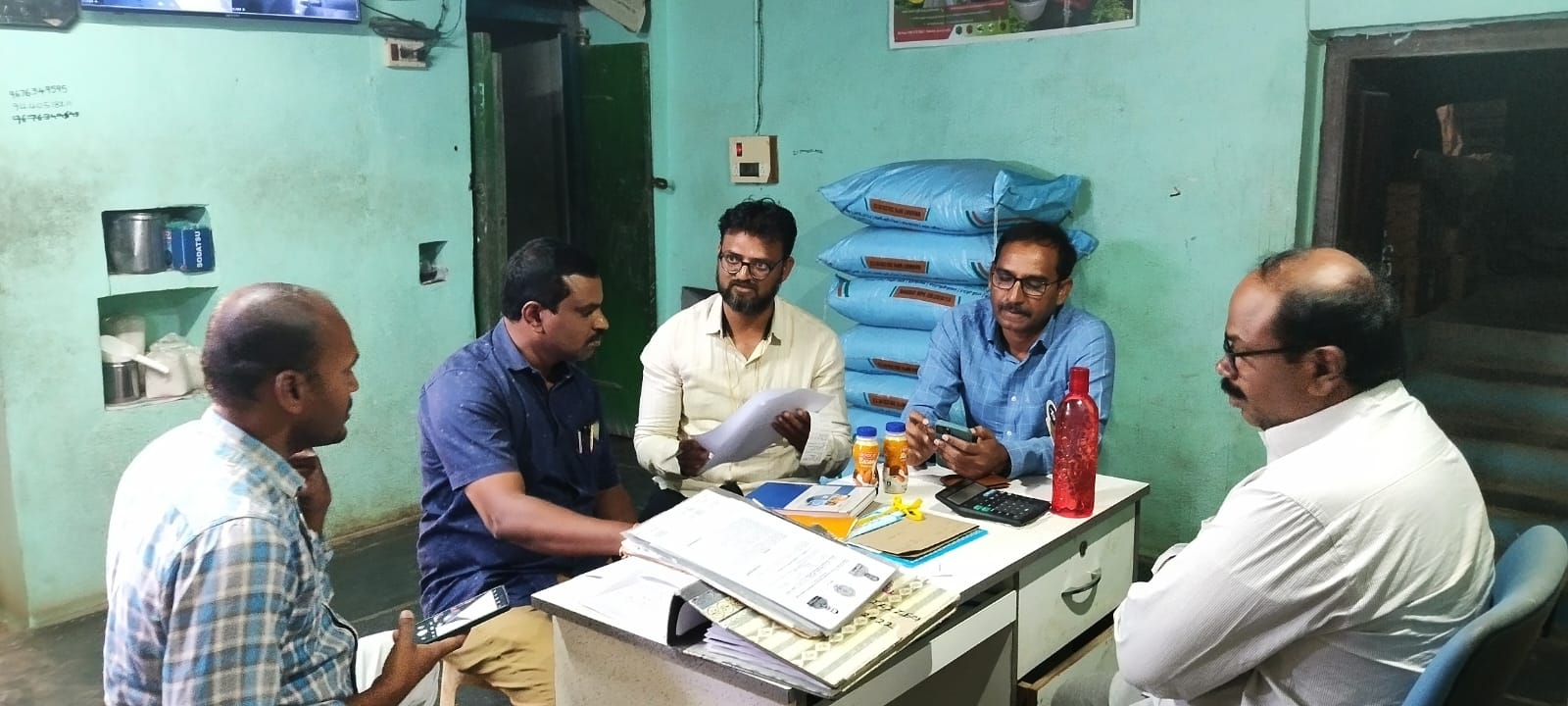 ఎరువుల దుకాణాల్లో తనిఖీలు నిర్వహిస్తున్న విజిలెన్స్‌ అధికారులు.