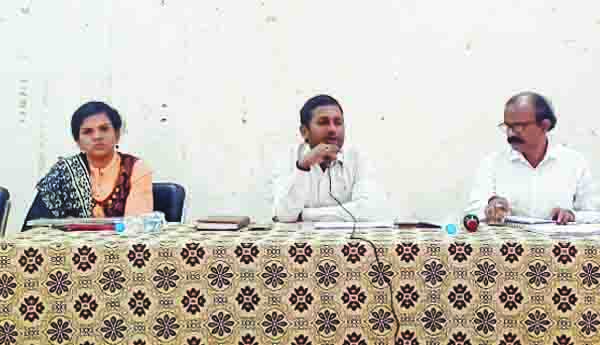 వెలుగు సిబ్బంది పనితీరు మెరుగు పడాలి