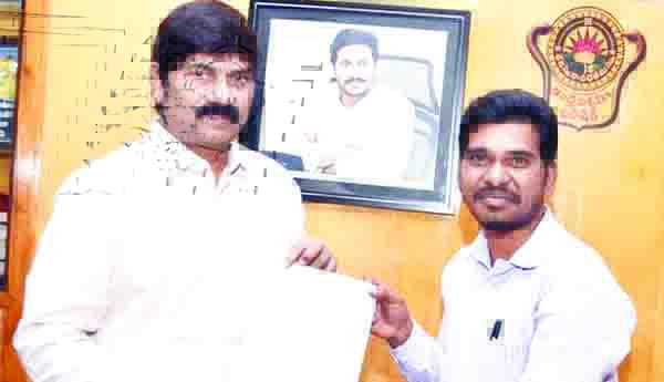 ఆదివాసీ బిడ్డకు ఎయు డాక్టరేట్‌