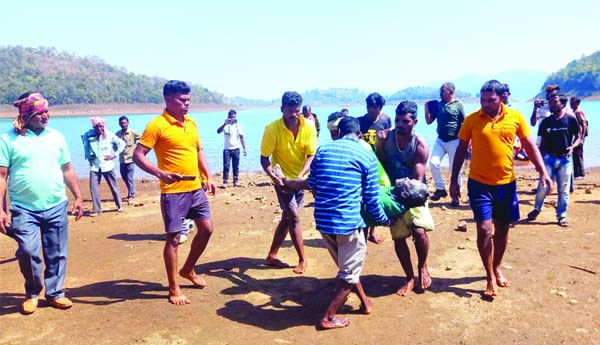 నదిలో పడవ మునిగి వ్యక్తి మృతి