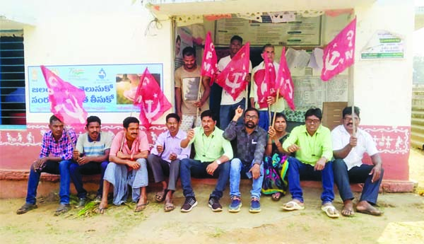 ధాన్యం కొనుగోలు చేయాలని ధర్నా