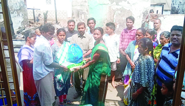 అగ్ని ప్రమాద బాధితులకు ఆర్థిక సాయం