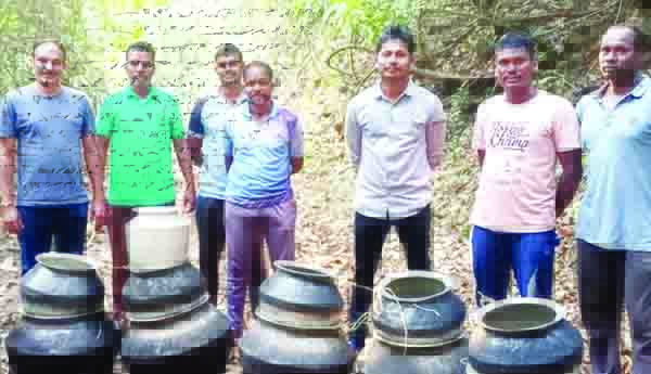 నాటుసారా తయారీ స్థావరాలపై దాడి