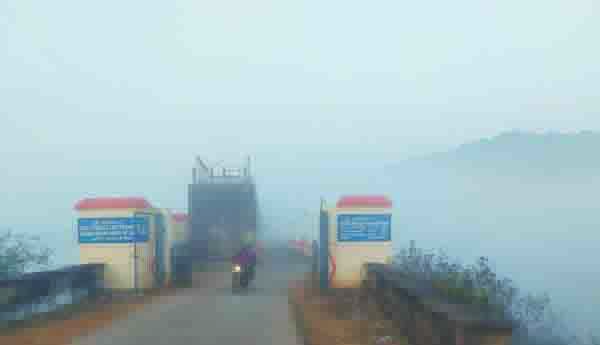 దట్టంగా పొగ మంచు