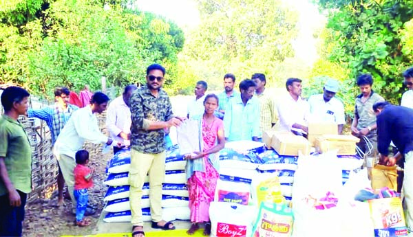 గిరిజనులకు బియ్యం, బట్టలు పంపిణీ