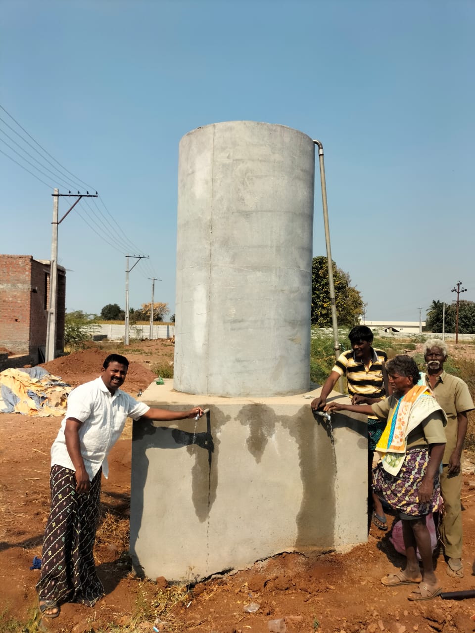 ట్యాంకు కొళాయిలను ప్రారంభిస్తున్న సర్పంచు శేషన్న