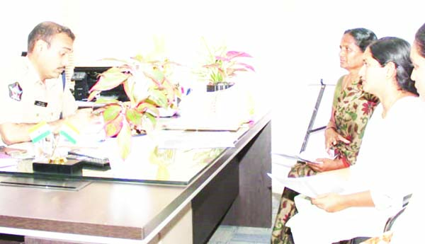 ఫిర్యాదుదారుల పట్ల  మర్యాదగా వ్యవహరించాలి : ఎస్‌పి