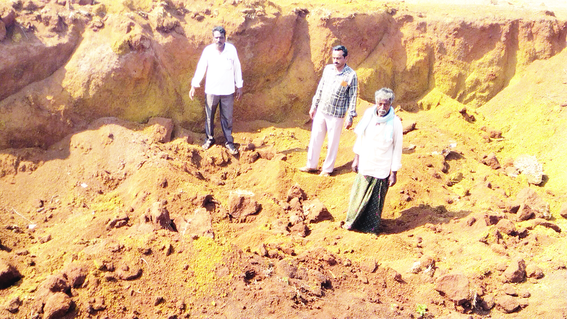 మట్టి గుంతలను చూపిస్తున్న కౌలు రైతు సంఘం నాయకులు