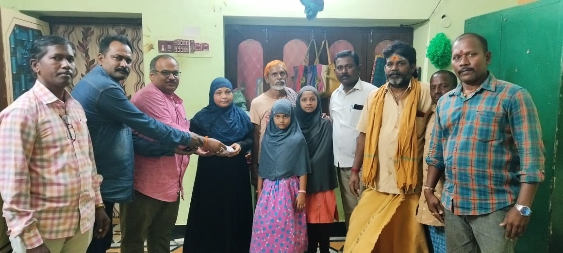 నజీర్‌ కుటుంబానికి డబ్బు అందిస్తున్న దృశ్యం