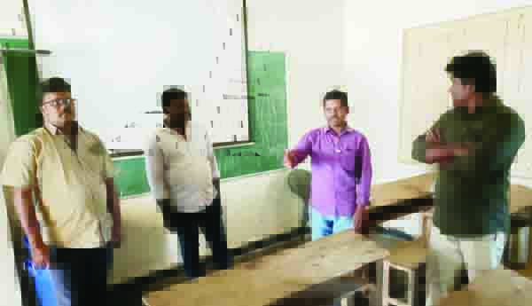 పోలింగ్‌ కేంద్రాల పరిశీలన