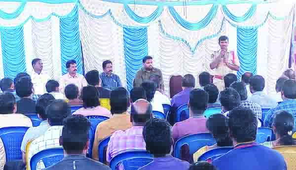 ఆక్రమణలను స్వచ్ఛందంగా తొలగించండి