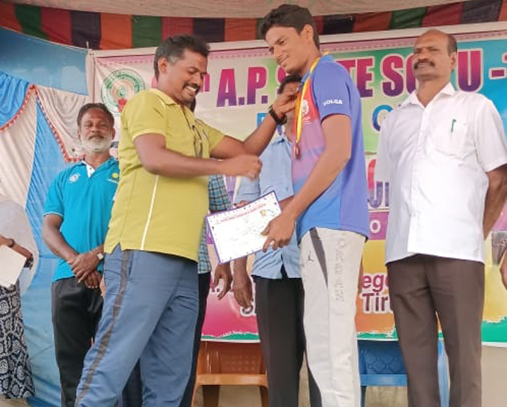 విద్యార్థికి బంగారు పతకం