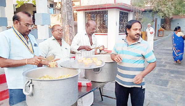 Prasad-distribution-in-the-temple-on-Mahashivratri