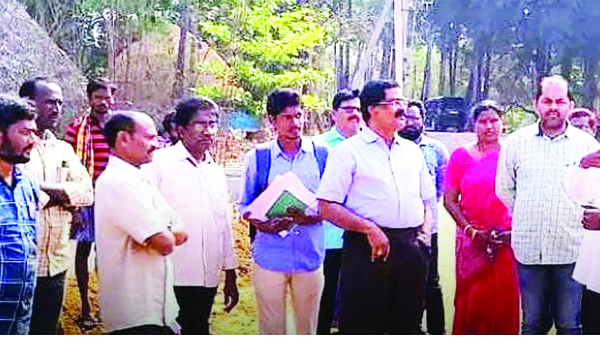 గృహాల నిర్మాణాల్లో ఇబ్బందులు తెలపాలి