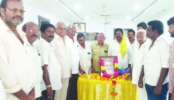 తారకరత్న చిత్రపటానికి నివాళి