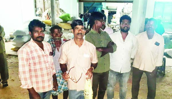  ధాన్యం కొనలేదని రైతుల నిరసన